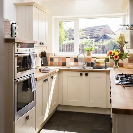 Beautiful And Peaceful 3 Bed With Gardens & Games * York