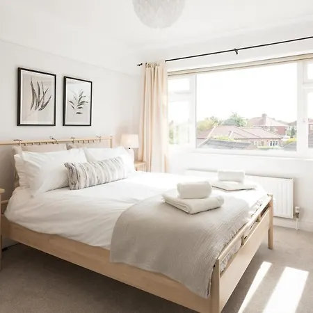 Beautiful And Peaceful 3 Bed With Gardens & Games *