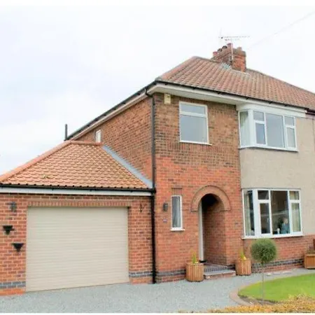 Beautiful And Peaceful 3 Bed With Gardens & Games